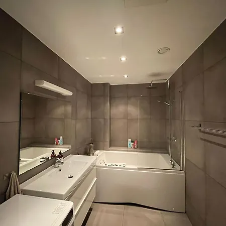 Central & Large - Modern 2-bed In Central